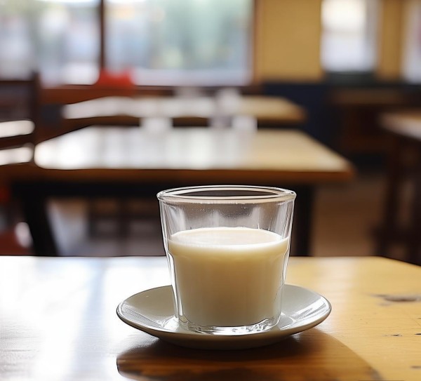 食堂里2元一杯的牛奶，平凡日常里的温暖选择